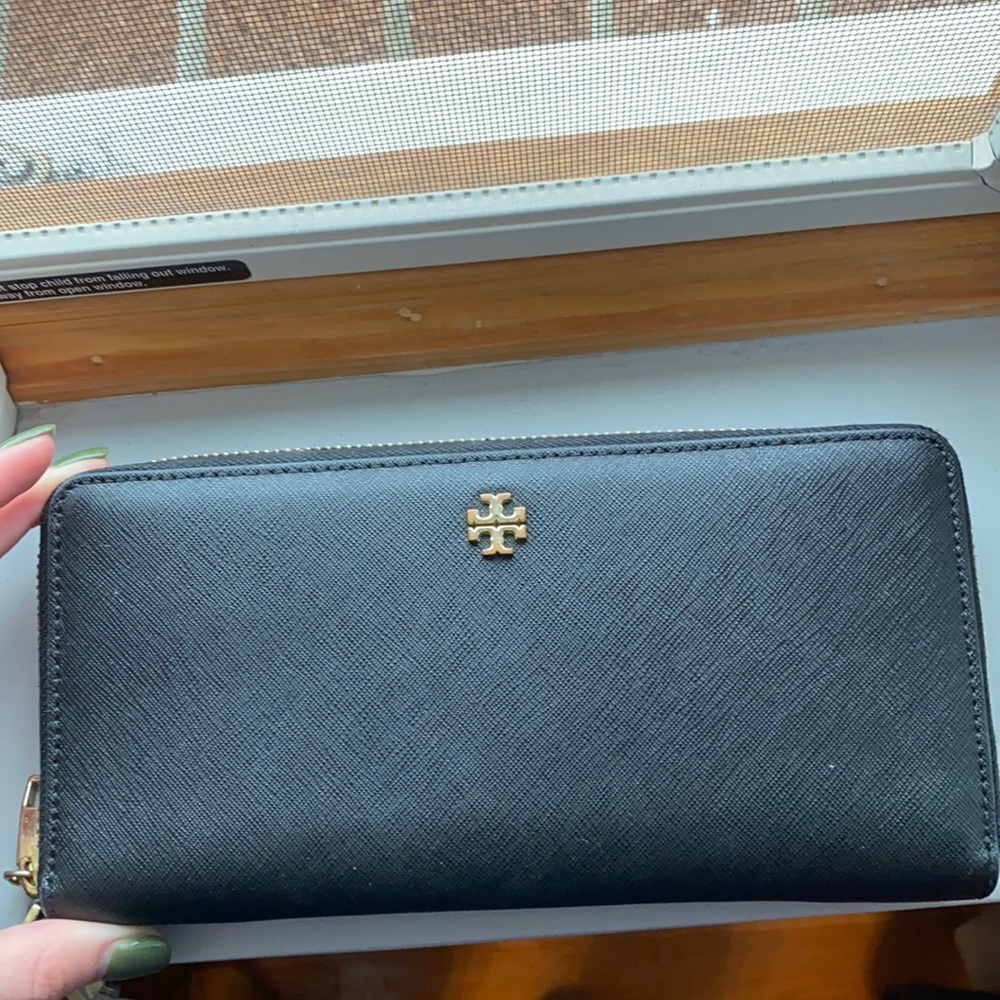 BLACK LEATHER TORY BURCH ZIPPER WALLET